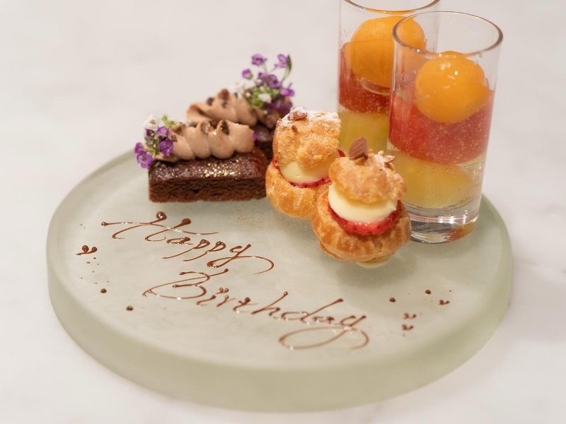 お祝いや大切な人へのサプライズに素敵なひと時をお過ごしください。
MAISON VERTEではランチタイム、ディナータイムのコースのデザートにメッセージをお書きすることができます。