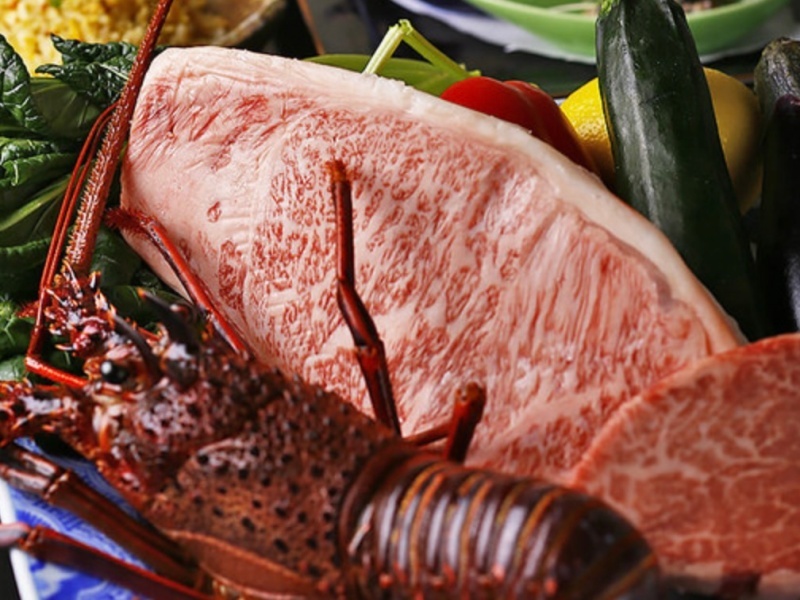 フォアグラの鉄板焼や伊勢海老、黒毛和牛フィレ肉100gなど、厳選食材を贅沢に味わえるディナー限定のスペシャルコースです。前菜からデザートまで楽しめる全12品をご用意。お一人様19,800円（税・サービス料込）で、オプションとして120分のフリーフロー（飲み放題）も追加いただけます。