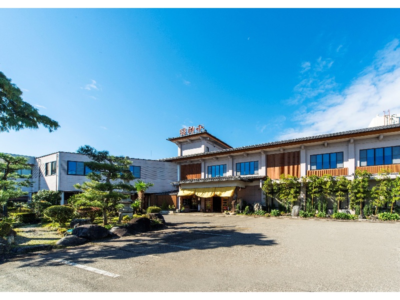 正面駐車場と道を挟んだ第二駐車場合わせて50台
ほど駐車可能です。