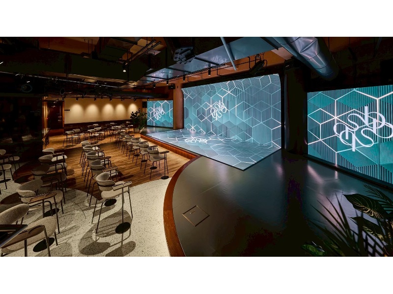 最大70名まで着席可能な広々としたパーティースペース。パーティー、懇親会、ライブ配信など様々な目的でご利用いただけます。