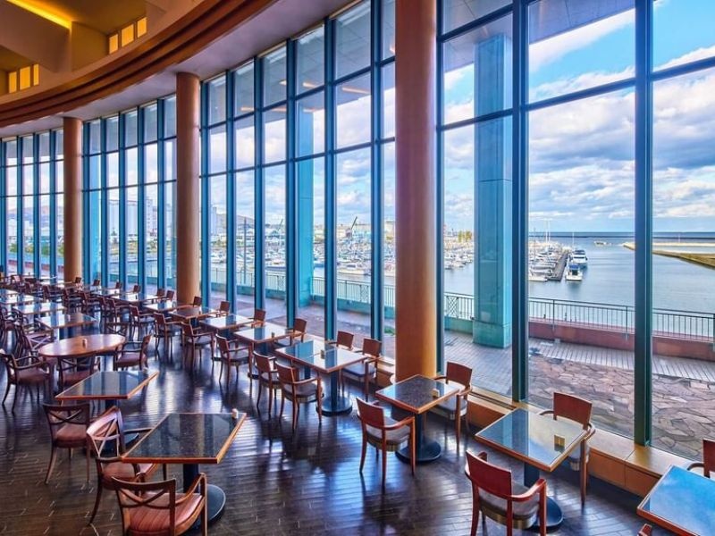 テラスブラッセリー
大きな窓の向こうに海を眺めながら、オープンキッチンから作り立てのお料理をお楽しみください。