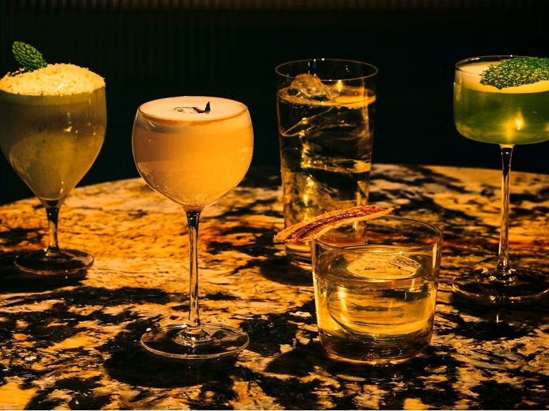 オリジナルカクテルや豊富なバーフードを用意