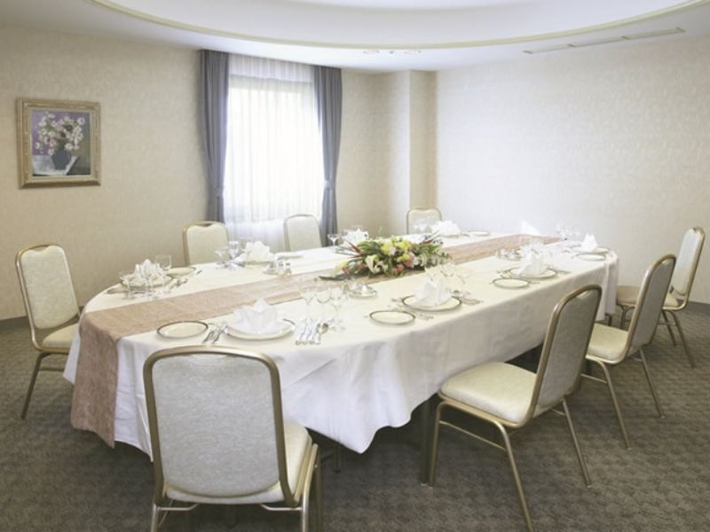 5F 小宴会場 りんどう
窓がある開放的な会場で社内会議や面接、ご両家顔合わせ、大宴会場利用時の来賓控室などに最適です。