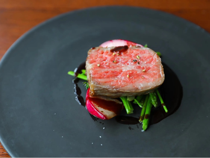 彩り豊かなモダンフレンチを楽しむ、緑あふれるオールデイダイニング