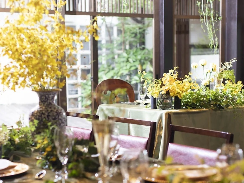 緑と花に包まれたテーブルで、優雅なひととき。自然光が差し込む空間が、食事をより豊かに演出します。