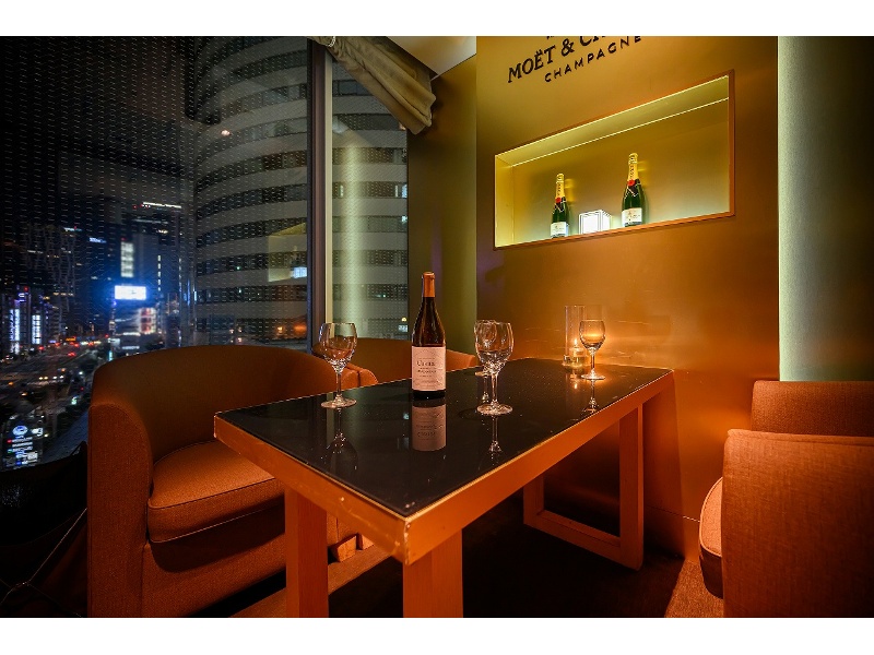 4名様までご利用可能なプライベートルームからも夜景が一望。