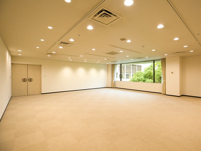 多目的ルーム【Keyaki -楓-】(3F) 四季折々の情景をたたえた日本庭園を一望出来る会場です。多くのゲストが集うロビー階に位置しており、移ろいゆく自然の美しさを愛でながらご利用いただけます。