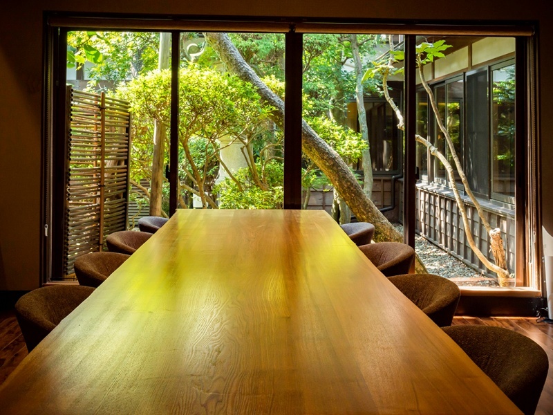 【個室食事処】[姫松]
お庭に面したお食事場所。車いすのままご利用いただけるバリアフリーの個室です。