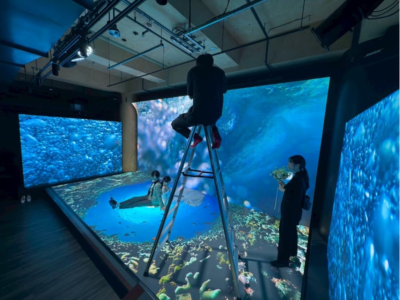 4面の大型スクリーンを効果的に生かした映像を各種ご用意しています。