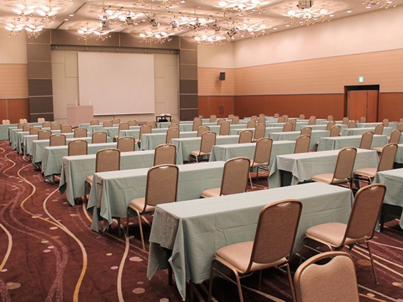 2F 大宴会場 丹頂・白鳥 1
試験会場や大スクリーンを使用した講演会やセミナーなどに最適です。