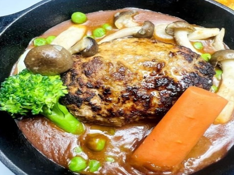 『特製煮込みハンバーグ』
定番のデミグラスで煮込んだ鋳込みハンバーグ