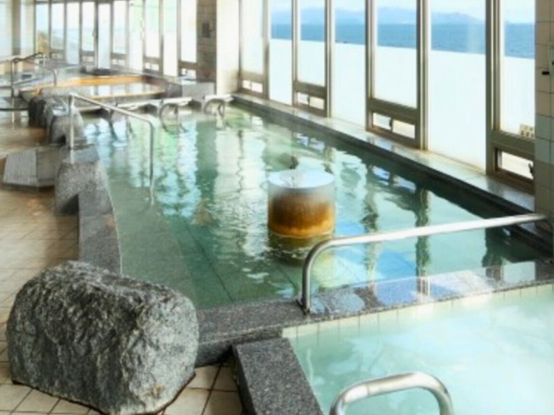 源泉白湯風呂
広い浴槽ですので、手足を伸ばしてのんびり入浴していただけます。