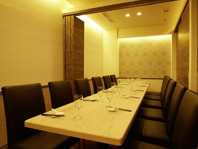 宴会・パーティーにピッタリ。
パーテーションで仕切れるようになっておりますので、ご利用人数に合わせてレイアウト変更可能な会場です。