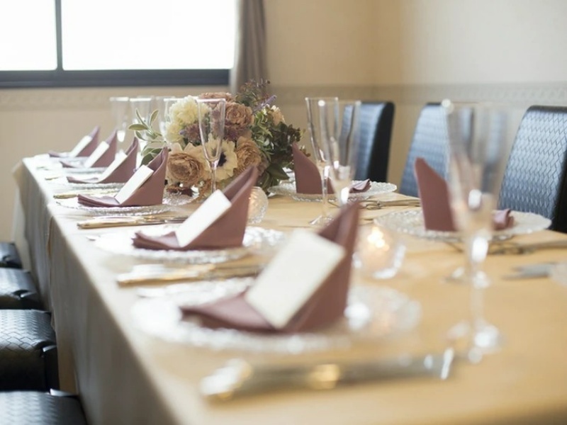 窓から差し込む自然光が、丁寧に整えられたテーブルをより美しく照らします。着席した瞬間から、特別なひとときへの期待が高まる空間です。