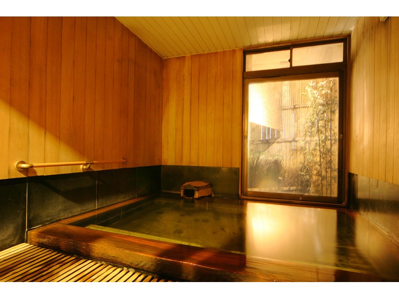 女湯
「黒い湯の花」が特徴の、当ホテルの敷地内から湧出している100％天然の源泉掛け流しの温泉を楽しめます。
女性風呂は総檜造りの浴槽で、檜の香りと温泉の香りのハーモニーを堪能下さい。