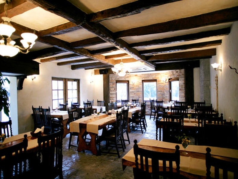 岡山市中区に佇むクラシカルな洋館「森の邸宅 彩音」は、20名様から40名様の大型宴会にも対応できる貸切ルームを完備。四季折々の緑豊かな庭園を望む格調高い空間で、懇親会・忘年会・歓送迎会など特別なひと時を演出いたします。