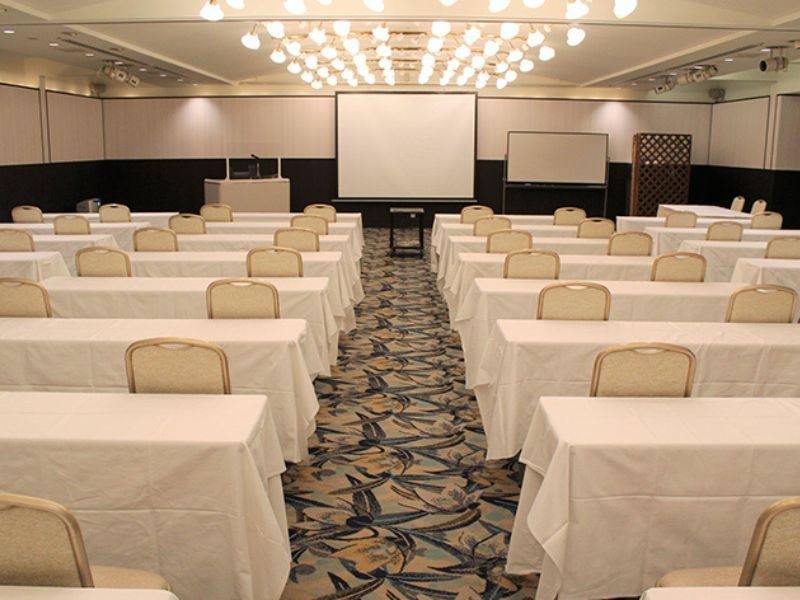 4F 中宴会場 平 安
シンプルな内装で、中規模な会議や講演会、ご宴会に最適です。