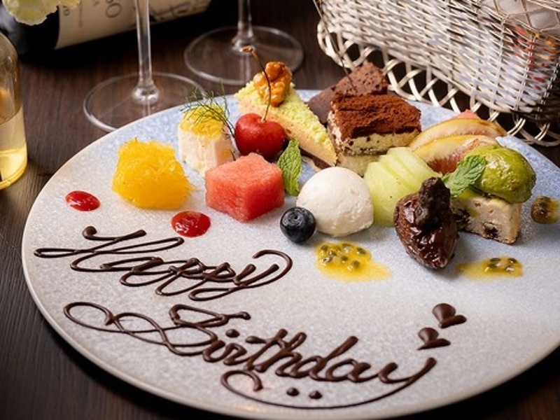 モダンでおしゃれな店内は、誕生日・記念日・歓送迎会など特別なお集まりにぴったり。バースデープレートのご用意も承っており、大切な方の記念日を心を込めてお祝いします。