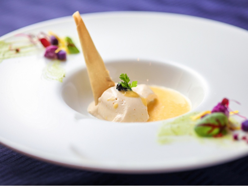 オープン時から人気No.1メニューである「生うにのムース、焼きなすのラグーと共に。 こだわり玉子の温度玉子のソース」は、オーナーシェフ黒岩がフランス修行時代に教わったもので、ウエディングでも高評価をいただいている一品です。