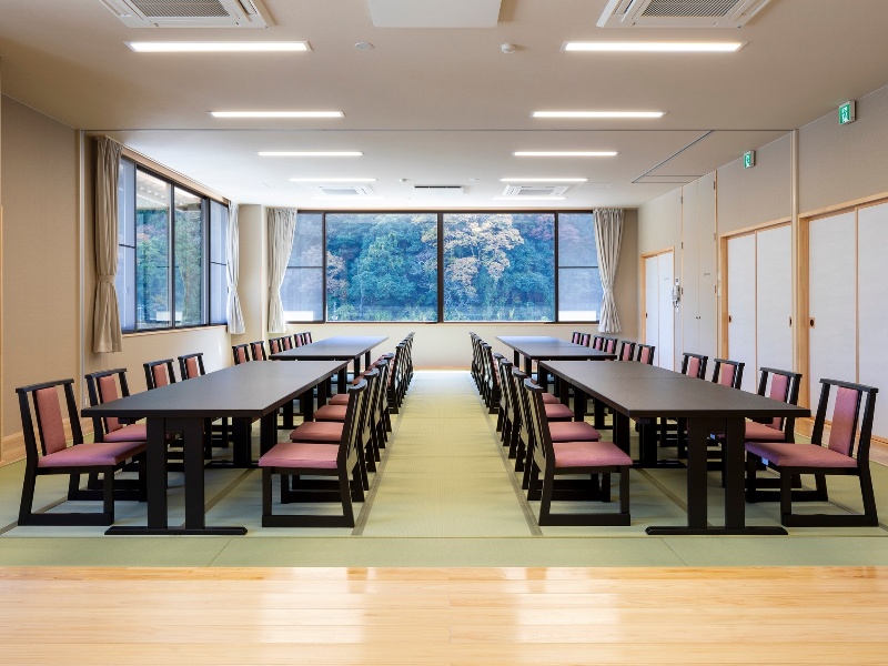 舞台付き広間42畳で格式ある宴会を。温泉とお食事がセットで楽しめる、出雲湯村温泉の癒しの宴会場です。
