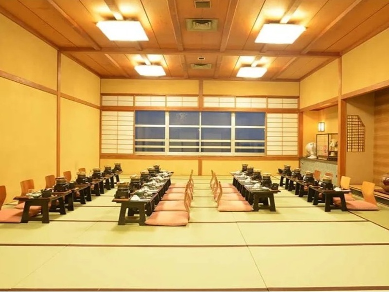 落ち着いた委囲気の和室個室でご利用いただける団体向けのお食
事会場。ご親族のお集まりや同窓会、法人会食、地域団体のお集
まりにも最適です。