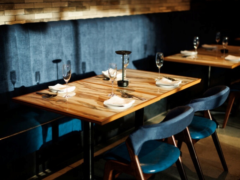 ブルーのソファとウッドテーブルが落ち着いた雰囲気を醸し出す個室。プライベートなお食事や接待にも最適です。