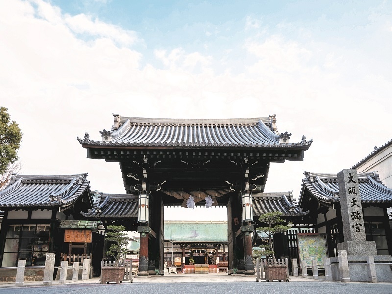 天神祭りで有名な大阪天満宮の大門