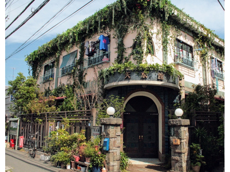 014年公開の映画「海月姫」の撮影の際には、洋風モダン建築から、蔦のからまる年季の入った「天水館（あまみずかん）」に変身しています。他にも多数の映画・ドラマ・CM等で使用されており、ユニークなひとときを味わっていただけます。