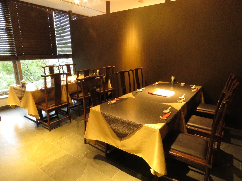 宴会場　6名様1テーブルで着席頂きます。