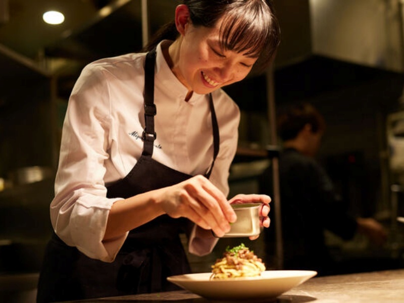 日本最大級の料理人コンペティション「RED.U-35」シルバーエッグ受賞の村田美月シェフが腕をふるう、感性豊かなフレンチ。細やかな仕事と美しい盛り付けが光る料理の数々をぜひお楽しみください。