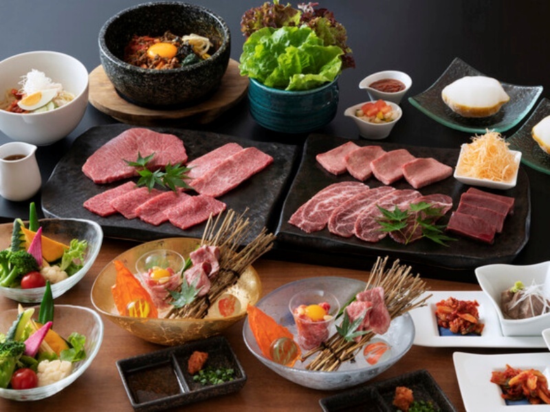 黒毛和牛刺身や希少部位の焼肉、彩り豊かな前菜が並ぶコース料理の一例。素材の旨味を最大限に引き出した一皿一皿が、至高の食体験をお届けします。