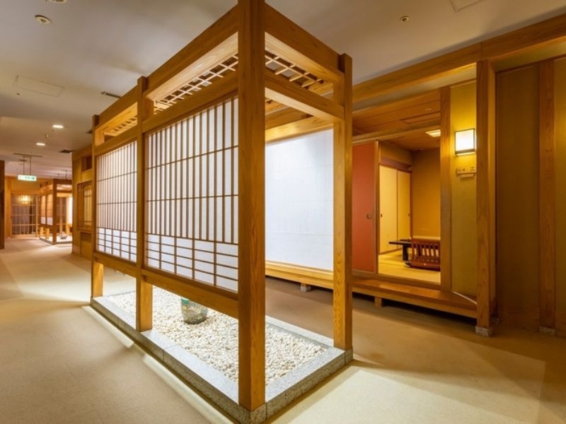 個室料理茶屋「紅葉」 個室会食場が20部屋並ぶ料亭風のフロア