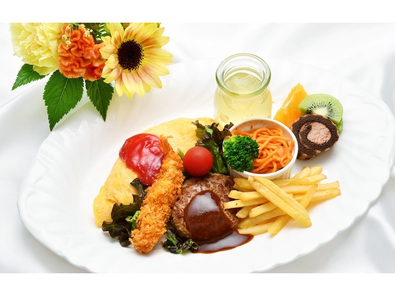 お子様ランチ　2,000円
・オムライス・ハンバーグ・海老フライ
・ナポリタン・フライドポテト・フルーツゼリー
・ケーキ・フルーツ