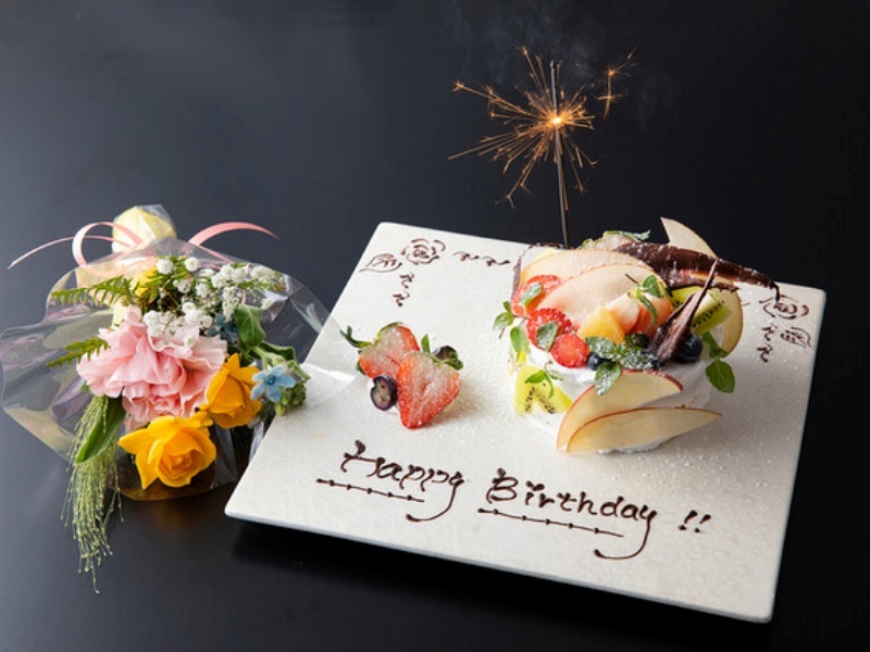 誕生日や記念日に贈るミニブーケ付きメッセージケーキプレート。花火が華やかに彩り、大切な方へのサプライズ演出に最適です。