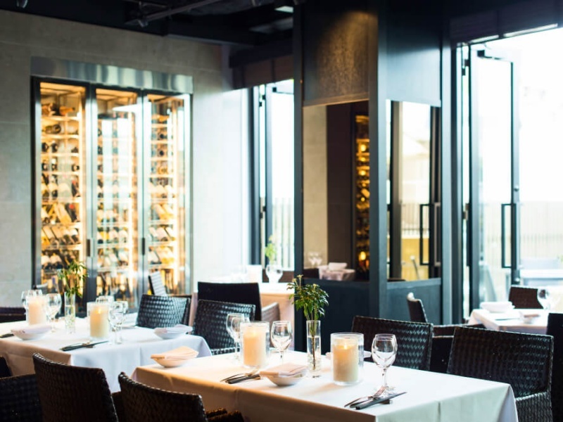 表参道駅徒歩5分、好立地に位置するカシータ。最大120名様の立食パーティーに対応可能な、洗練されたイタリアンレストランです。完全個室やテラス席も完備。