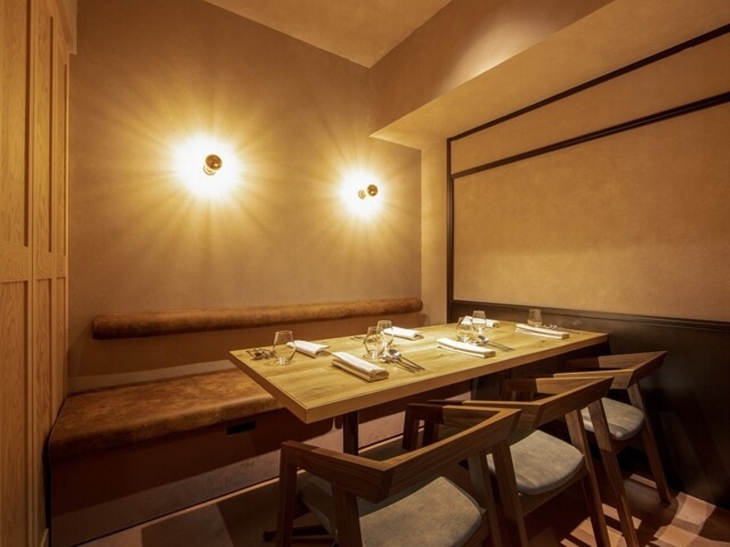 個室完備で接待や会食に最適です。