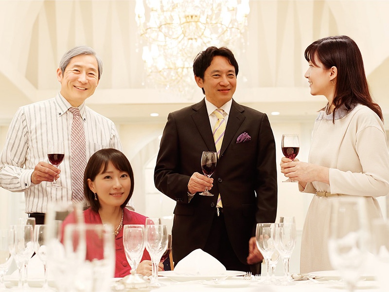 ご利用シーン【同窓会 -Class Reunion-】 ホテルオークラ神戸では、懐かしい友人と集うひとときをお手伝いいたします。ゆったりとした空間で、懐かしい仲間との再会を美味しいお料理とゆとりある空間でおもてなしいたします。ご利用人数20名様より、2時間ご利用でお一人様10,000円からのご案内となります。