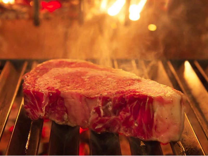 自慢のグリルワークスで焼く薪火プライムステーキ