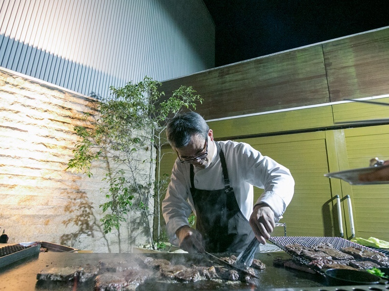 ーデンで腕を振るうシェフの真剣な眼差し。目の前で繰り広げられる臨場感あふれる調理が、パーティーをより特別な体験へと高めます。