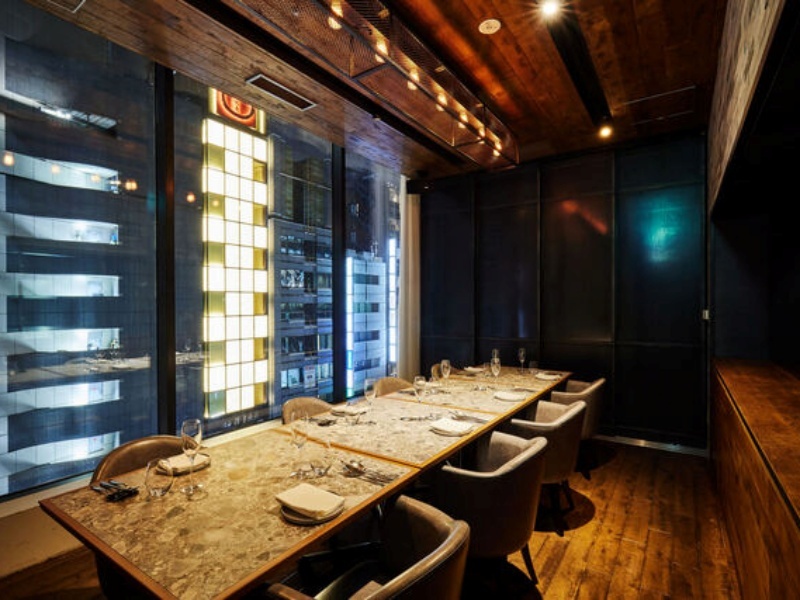 夜景を望む窓際の個室空間。落ち着いた照明の中、少人数でのプライベートなお食事や接待にご利用いただけます。個室は6名から8名のご利用がおすすめです。 


