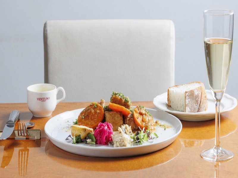 気軽に、でも少し特別に。
お昼のひとときを彩るコース仕立てのランチメニューをご用意しています。
旬の食材を使った一皿一皿を、ゆっくりと楽しむ時間をお過ごしください。