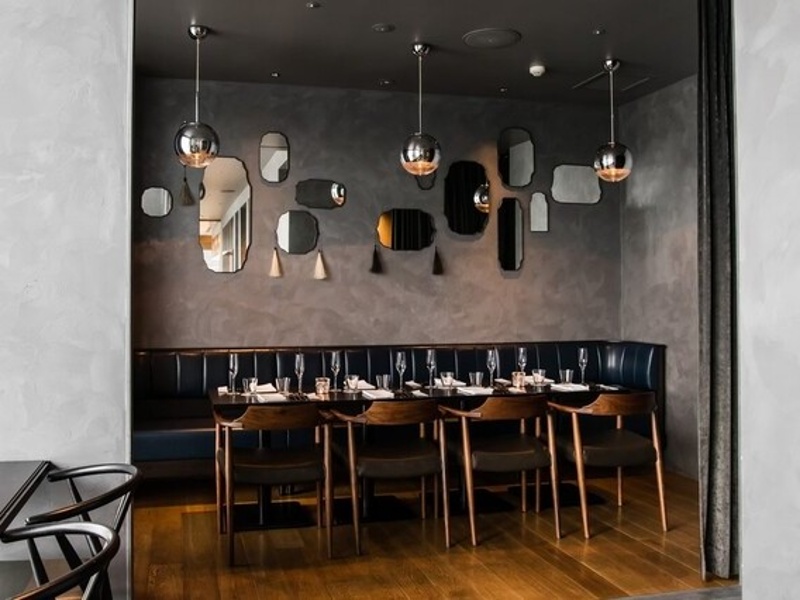 洗練されたシックなインテリアに包まれる個室空間