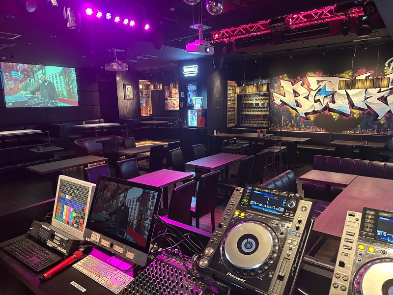 プロジェクターやマイク・音響機器などの設備も充実しています♪