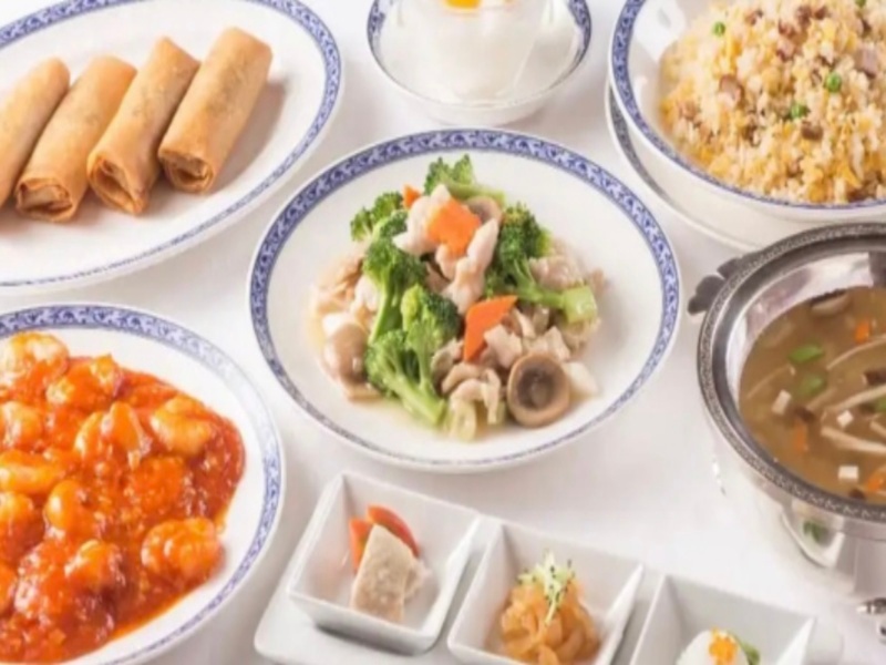 彩り豊かな料理が並ぶ、華やかなテーブルシーン