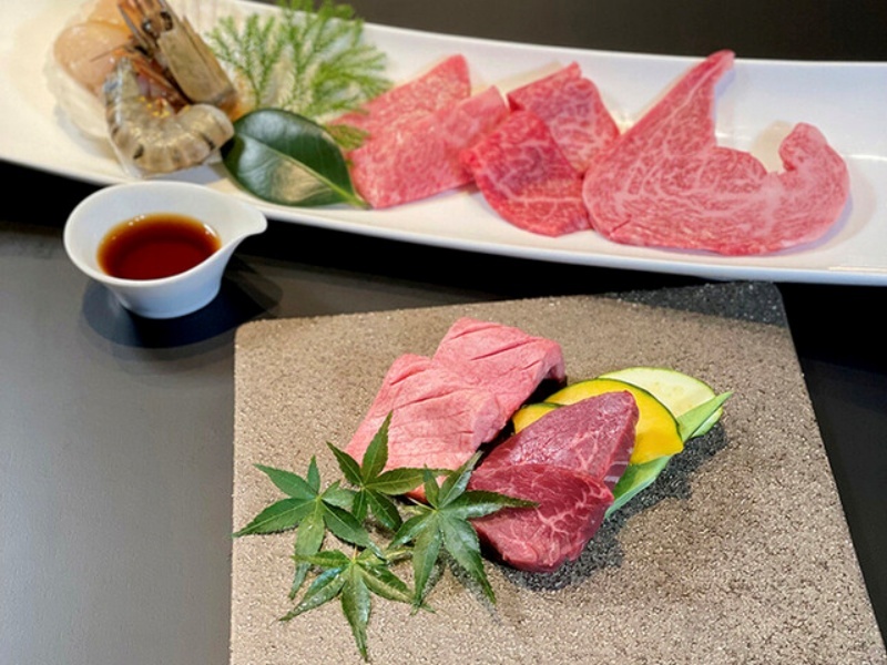 赤身と霜降りの希少部位を贅沢に盛り合わせた一皿。それぞれの部位の個性ある旨味を、薬味と共にお楽しみいただけます。