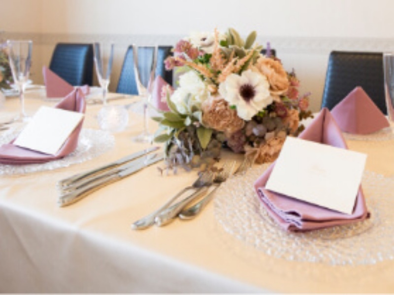 ンクのナプキンと華やかな花のアレンジメントが彩る、ロマンティックなテーブルコーディネート。大切な人との特別なひとときをより美しく演出します。
