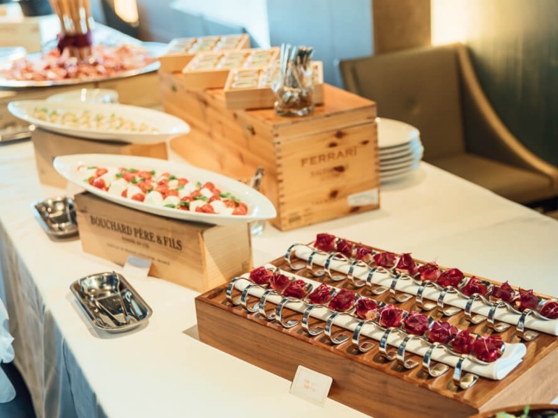 旬の食材をふんだんに使用した季節のコース料理。前菜からメイン、デザートまで、イタリアの伝統と創作が融合した極上の味わいをご堪能ください。