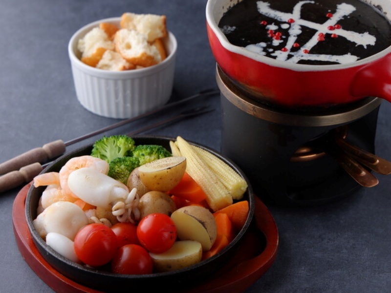 漆黒のフォンデュは、いかすみの濃厚な旨味とコク深い鰹出汁の旨味を使用