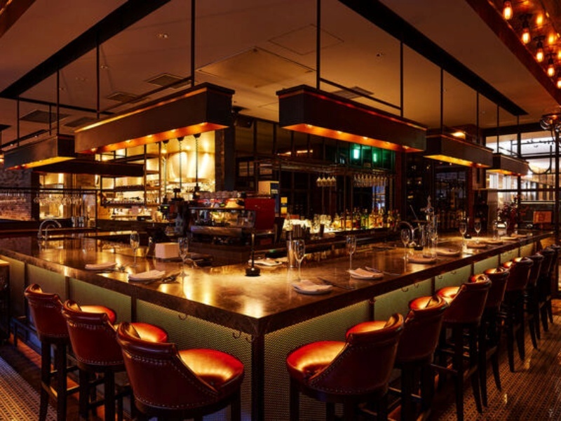 開放的なカウンター席とテーブル席を備えたメインダイニング。ライブ感あふれるオープンキッチンで、シェフの技をお楽しみいただけます。