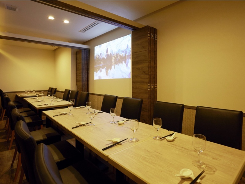 最大80名様までの立食パーティーに対応し、貸切も承ります。駅から徒歩5分の好立地で、100インチスクリーン、ワイヤレスマイク、音響設備など充実の設備を完備。バンド演奏もOKです。